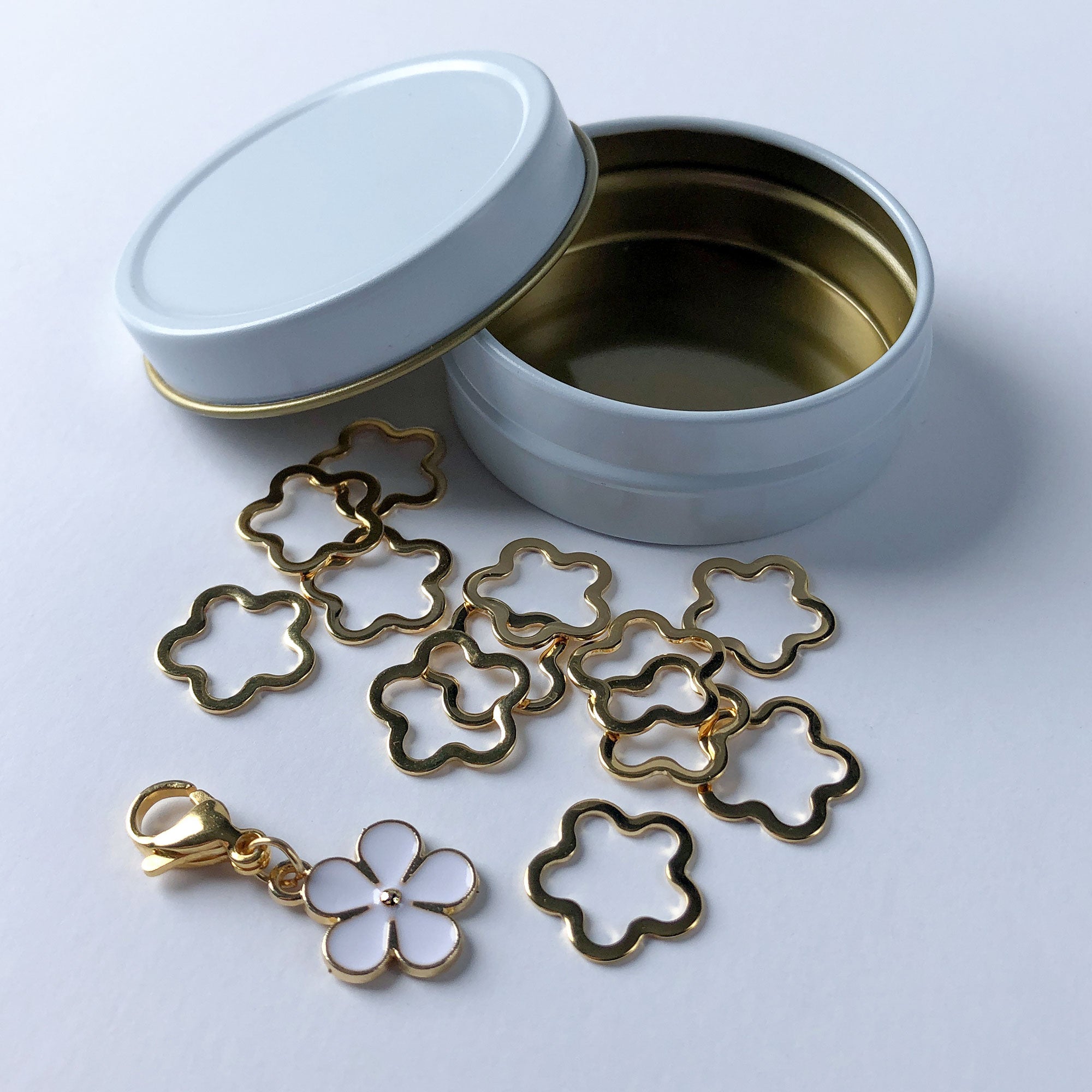 pretty metal stitch marker set for knittes in gold flower-shape 